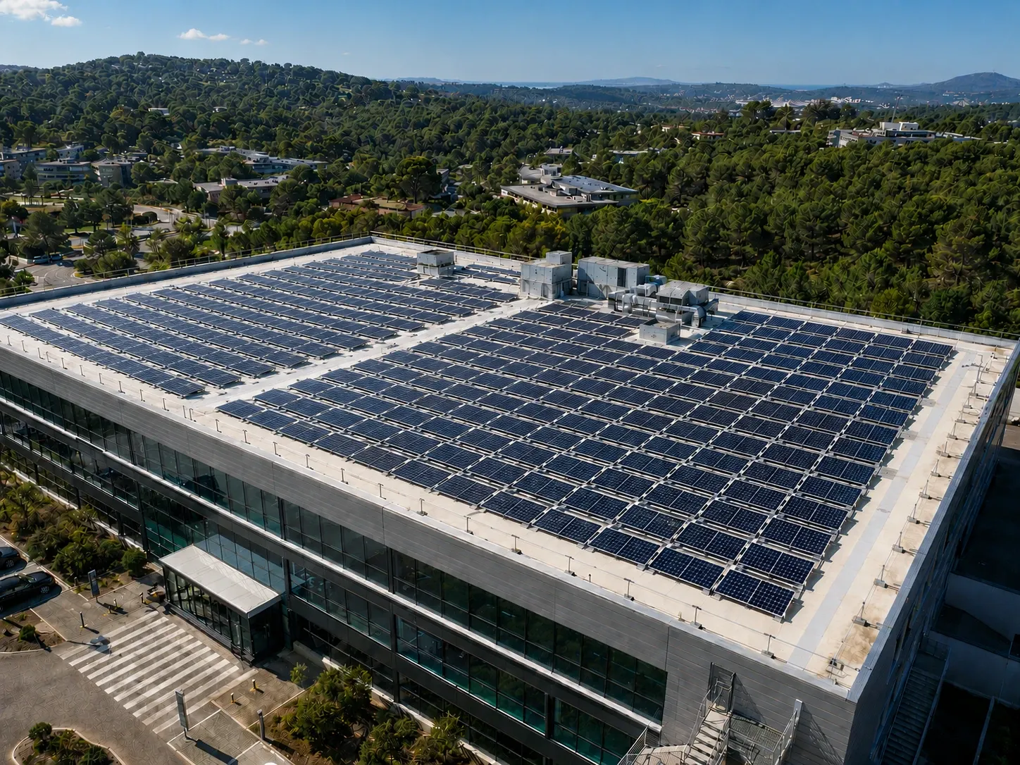 Installation photovoltaïque 60 kWc sur toiture plate de bâtiment industriel à Sophia Antipolis