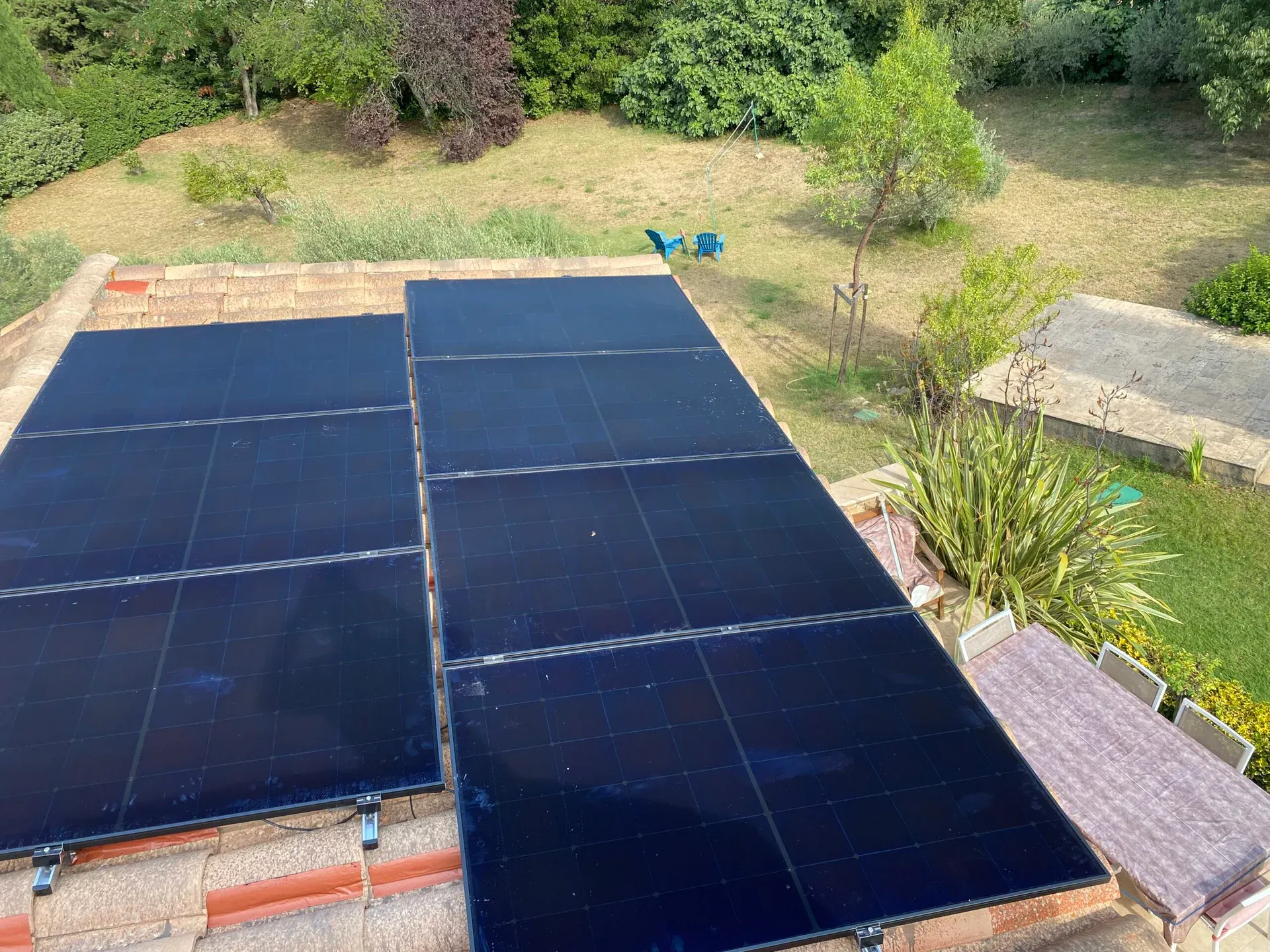 Toiture équipée de panneaux solaires sur villa des collines de Cimiez à Nice